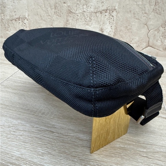LOUIS VUITTON Black Damier Geant
Archer Waist Bag Unisex - Picture 5 of 10